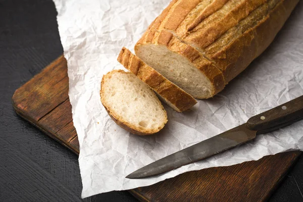 Cortado Delicioso Pão Caseiro Uma Tábua Corte Madeira Espaço Cópia — Fotografia de Stock