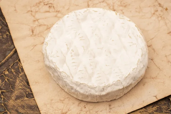 Měkký Sýr Camembert Starém Papíře Kopírovat Místo — Stock fotografie