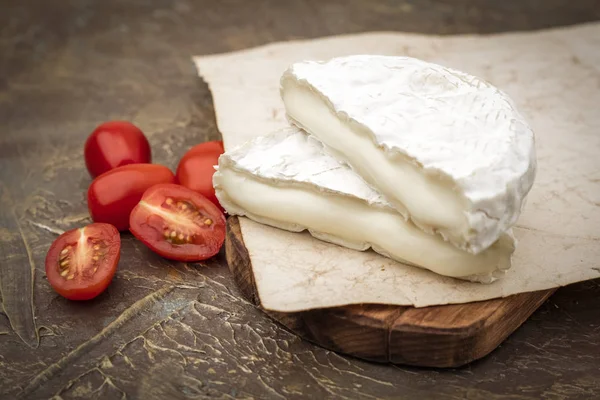 Queijo Saboroso Com Molde Branco Placa Corte Tomates Cereja Fatiados — Fotografia de Stock