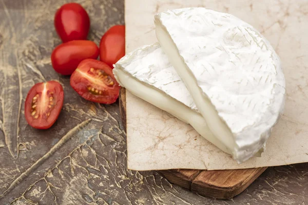 Queijo Molde Branco Uma Tábua Redução Tomates Brie Cheese Espaço — Fotografia de Stock