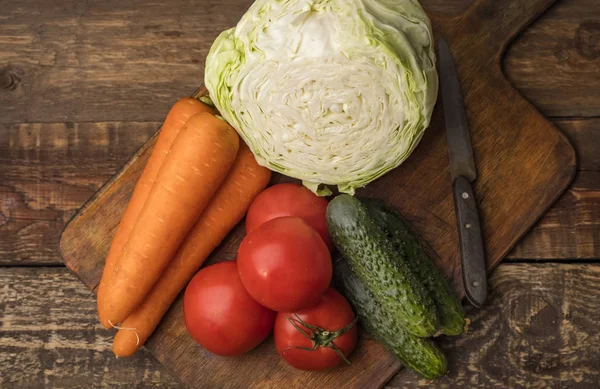 Blandade Färska Grönsaker Trä Skärbräda Ingredienser För Att Göra Vegetarisk — Stockfoto