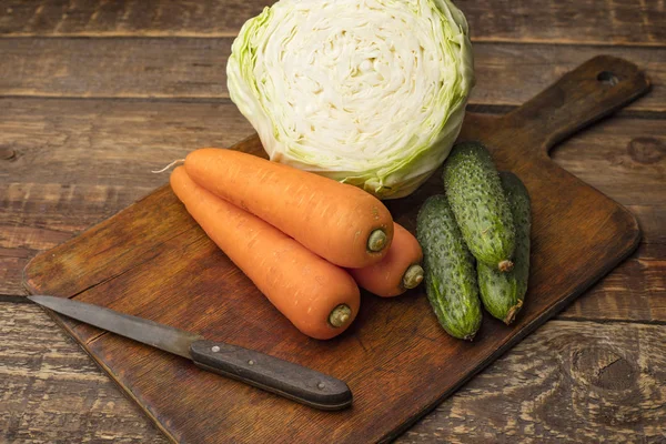 Vegyes Friss Zöldségek Egy Vágódeszka Hozzávalók Készítésére Vegetáriánus Saláta — Stock Fotó
