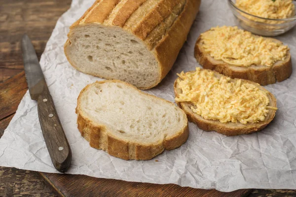 Cozinhar Sanduíche Queijo Ralado Com Alho Pedaço Pão Branco Cozinhar — Fotografia de Stock