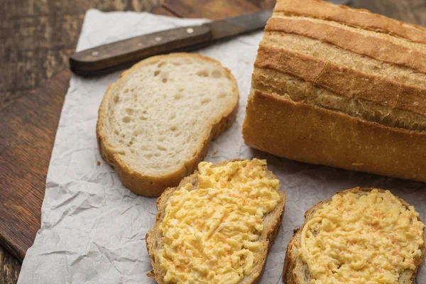 Sanduíche Queijo Ralado Com Alho Pedaço Pão Branco Cozinhar Lanches — Fotografia de Stock