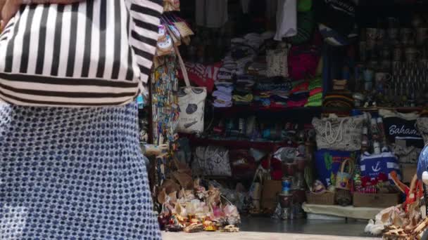 Жінка Робить Мішок Перед Сувенірний Магазин Нассау Багамські Острови Вересня — стокове відео