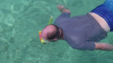 2 in 1 kel ve giyimli adam maskesi denizde dalış snorkeling 