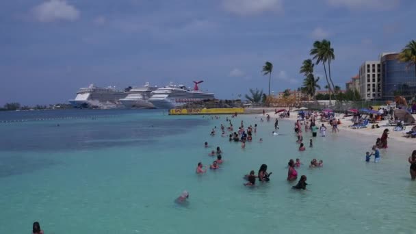 Crociera Turisti Godono Spiaggia Mare Nassau Bahamas Settembre 2017 — Video Stock