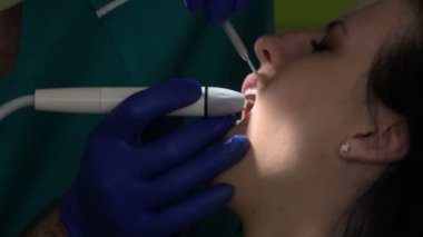 Genç kadın diş dişçi ofisinde mühürleme. 