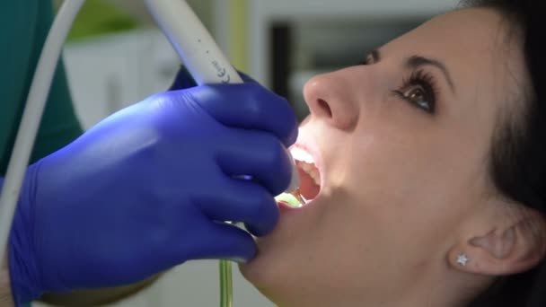 Jovem Selando Dente Consultório Odontológico — Vídeo de Stock