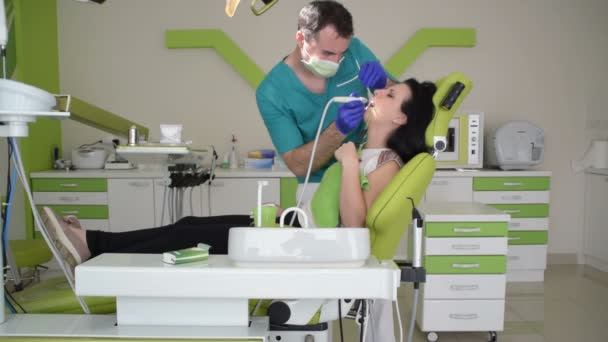 牙科办公室的年轻妇女 — 图库视频影像