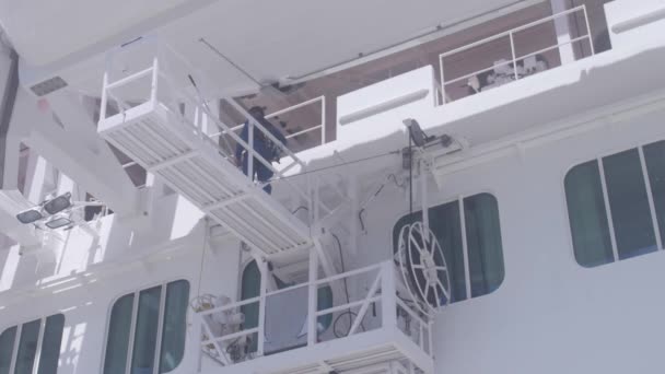 Εργαζόμενος Στο Ικρίωμα Ρυθμιστικό Κάνει Συντήρηση Στην Κρουαζιέρα Πλοίων Thomas — Αρχείο Βίντεο