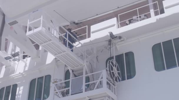 Travailleur Sur Échafaudage Coulissant Faisant Entretien Sur Bateau Croisière Thomas — Video