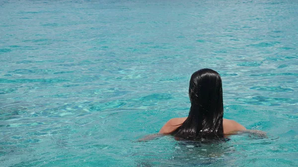 Black Hair Girl Swims Blue Sea Shot Back Cozumel Mexico — Stock Photo, Image