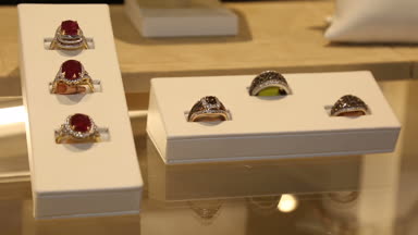 Camdan mağaza içinde büyük ve pahalı yüzük