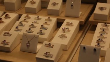 Pahalı mücevher ile vitrin 