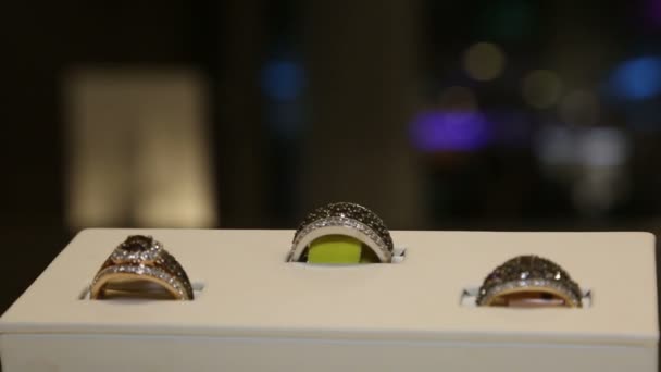 大而昂贵的戒指在一个玻璃盒在商店 — 图库视频影像
