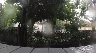 yağmurlu bir gün pencereden izlerken ve panjurlar düşürücü