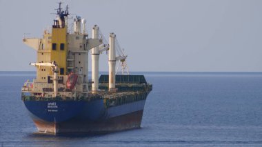 Arkadan görünüşü kargo konteyner gemisi.