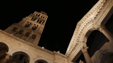 Diocletianus Sarayı gece, Split, Hırvatistan - Tilt aşağı - Diocletian Sarayı eski saray imparator Diocletian tarihi merkezi Split, Hırvatistan için inşa var. En sevilen seyahat çekim Hırvatistan ziyaret insanlar için olduğunu.
