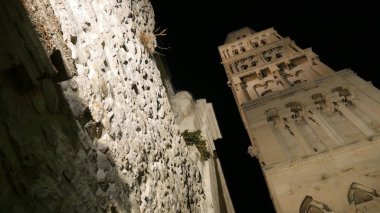 Diocletianus Sarayı gece, Split, Hırvatistan - Diocletian Sarayı eski saray İmparator Diocletian tarihi merkezi Split, Hırvatistan için inşa var. En sevilen seyahat çekim Hırvatistan ziyaret insanlar için olduğunu.