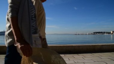 Turist Limanı ve deniz kıyısında gezinti güneşli gün, Hırvatistan 19 Ekim 2017 görünümünü yürüyüş 