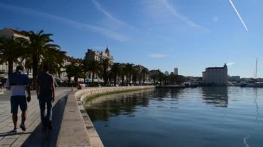 turistler ve palmiye ağaçları boyunca Split waterfront, Hırvatistan 19 Ekim 2017