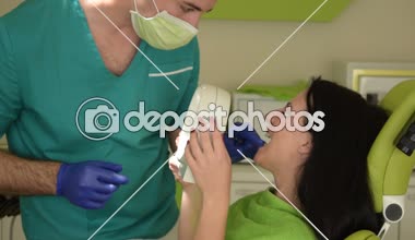 Genç kadın diş dişçi ofisinde aynaya kontrol.