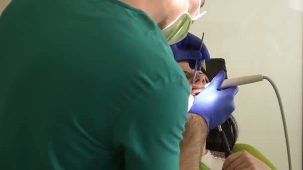 Mužské zubař je stanovení zuby pacientka.