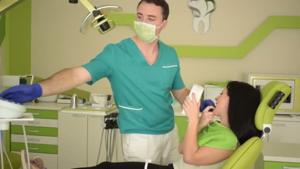 Νεαρή Γυναίκα Ελέγχοντας Δόντια Στον Καθρέφτη Στο Οδοντιατρείο — Αρχείο Βίντεο