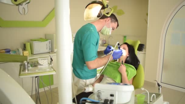 Jovem Mulher Sentada Cadeira Dental Enquanto Seu Dentista Masculino Corrige — Vídeo de Stock