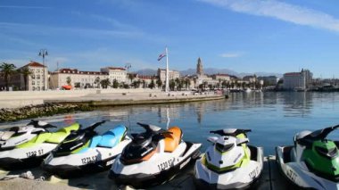 Su scooter sallanır On Sea ve eski şehir Split Hırvatistan arka planda 