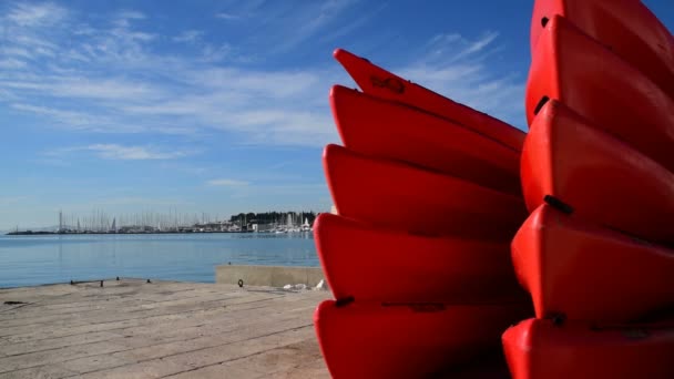 Kayaks Rojos Costa Split Croacia — Vídeos de Stock