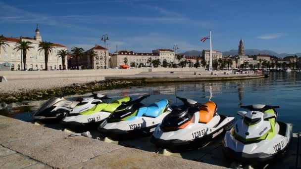 Water Scooters Dangles Sea Cidade Velha Split Fundo Croácia — Vídeo de Stock