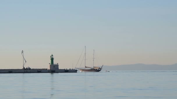 Velero Sale Del Puerto Pasa Por Faro — Vídeo de stock