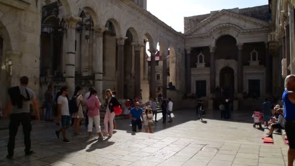 Turistas Palácio Diocleciano Split Croácia Outubro 2017 — Vídeo de Stock