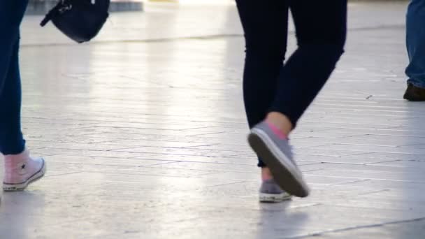 人間の足歩行 クロアチア スプリトの人民広場で観光客 — ストック動画