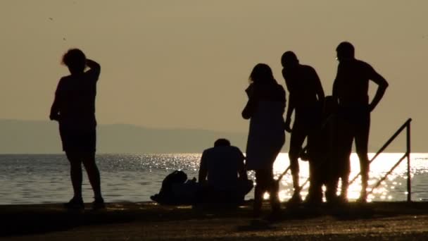 Silhouet Van Een Groep Mensen Het Strand Split Croatia Oktober — Stockvideo