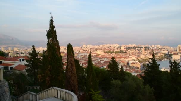 Panela Uma Mulher Turística Tira Fotos Panorama Split Ponto Vista — Vídeo de Stock