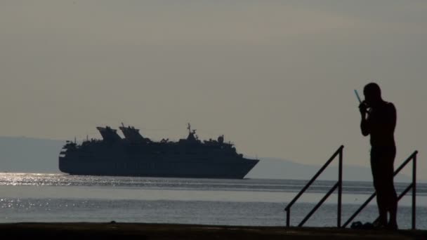 Silhouette Man Who Preparing Diving Mask Large Cruise Ship Sailing — Stock Video