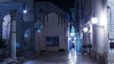Sokaklar ve pasajlar fenerler gece ile Split, Hırvatistan 20 Ekim 2017