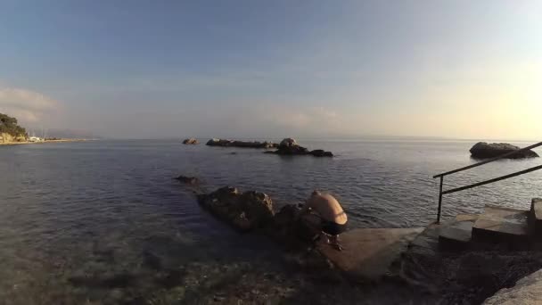 Man Försöker Bild Havet Men Vågorna Stänk Honom Accelererade Video — Stockvideo