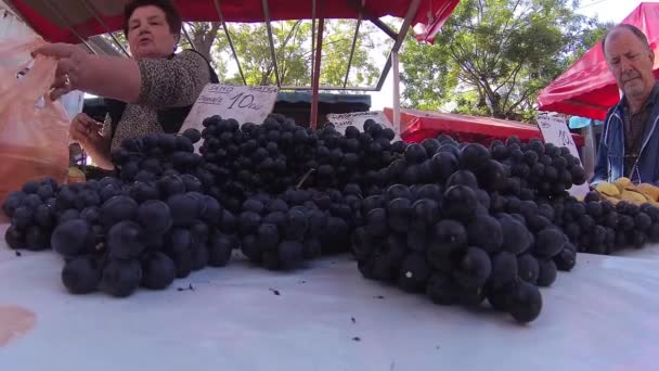 Schwarze Trauben Auf Dem Markt Geteilt Kroatien Oktober 2017 — Stockvideo