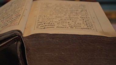 Açık bir eski kilise kitap