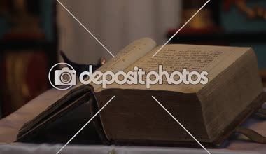Açık bir eski kilise kitap