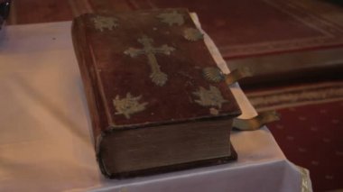 üzerine bir çarpı antik kilise kitap