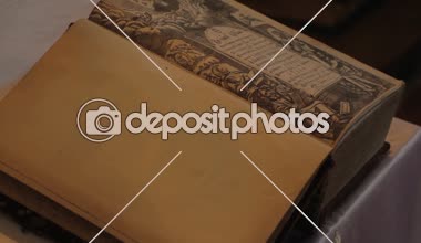 Açık bir eski kilise kitap