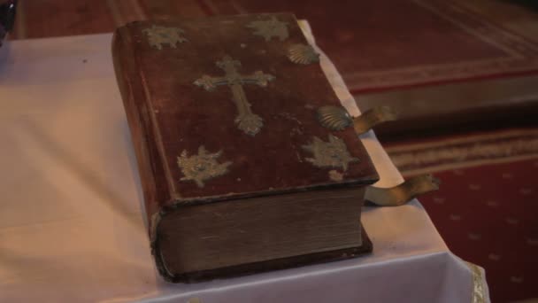 Altes Kirchenbuch Mit Einem Kreuz Darauf — Stockvideo