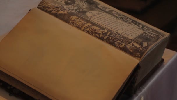 Un vieux livre d'église ouvert 