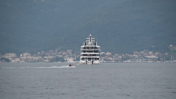 Yate Lujo Por Espalda Mar Bahía Kotor Agosto 2018 — Vídeos de Stock