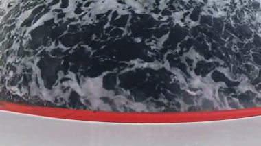 Yan su dalgaları bir yelkenli gemide closeup